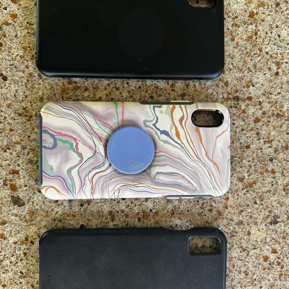 🆓🆓🆓 3 iPhone XS MAX Phone Cases in fair, has piling condition Add to your cart